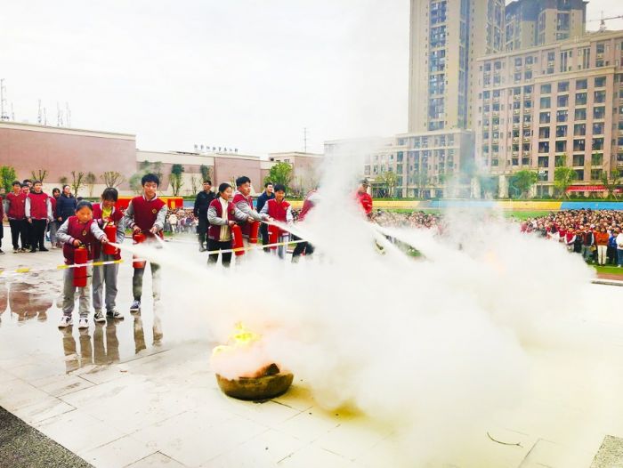 学生学习使用灭火器
