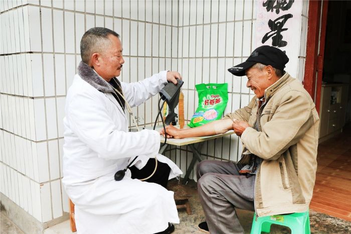 随行家庭医生为尘肺病人检测血压、、血糖
