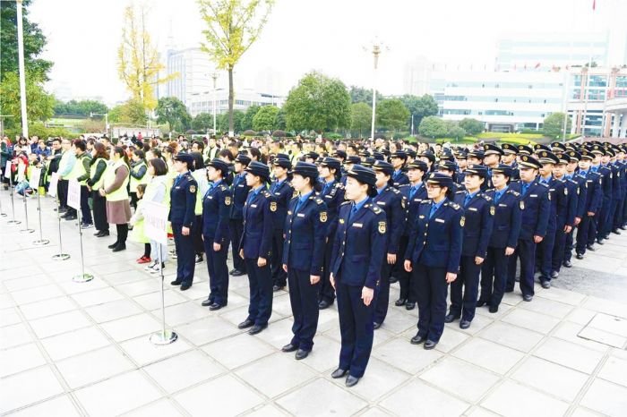 “洁小青”青年志愿者整装待发
