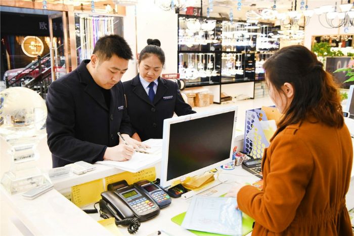 工作人员对灯饰企业进行排查
