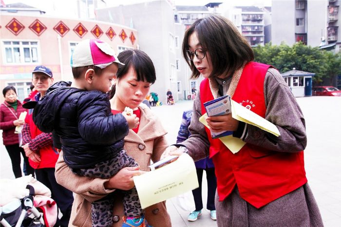 工作人员向居民宣传党的惠民政策
