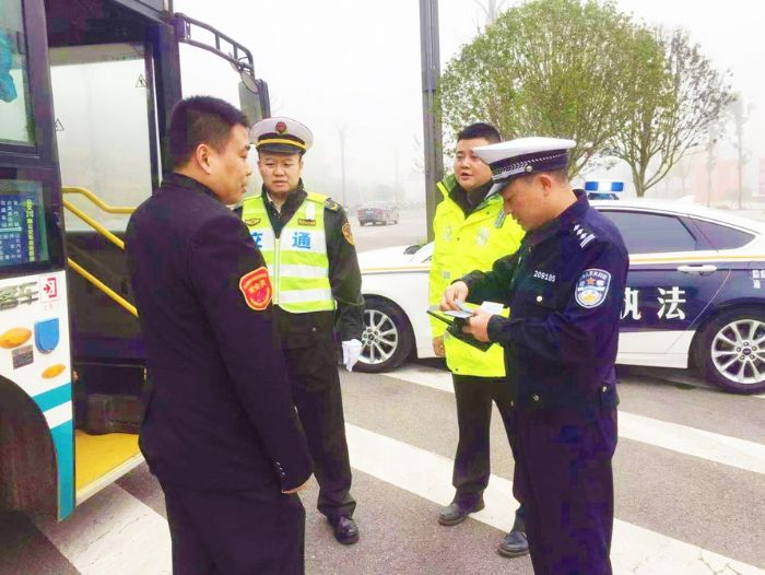 执法人员开展道路安全检查
