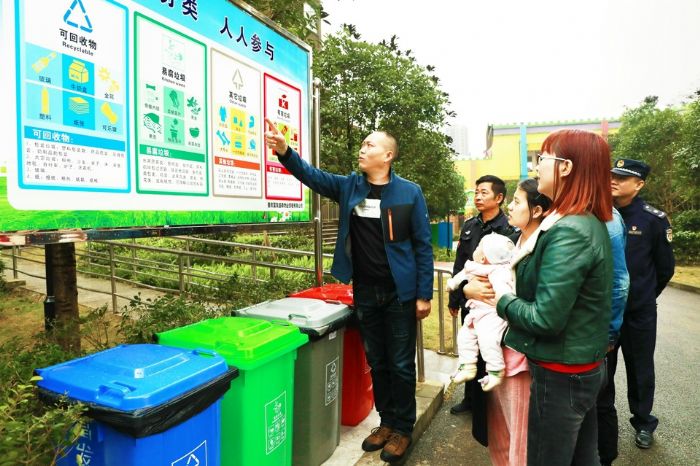 小区居民学习垃圾分类知识
