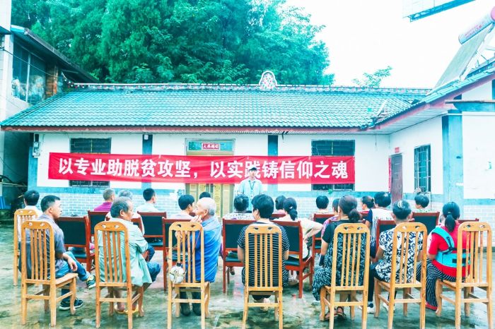 重庆工商职业学院大学生到村开展脱贫宣讲
