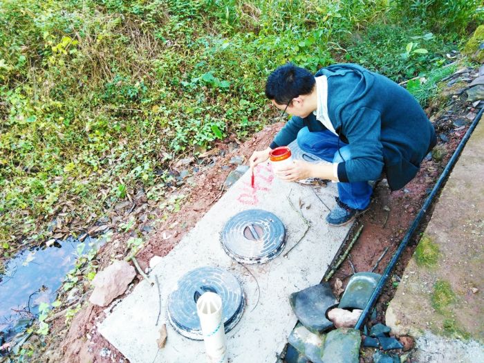 　　张基斌到农户家中对改造的“三格式卫生厕所”编号
