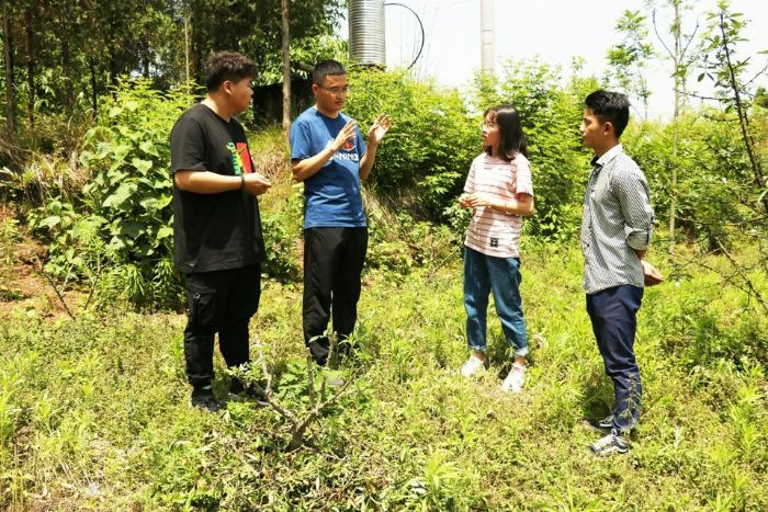 张基斌为大学生讲解花椒种植

