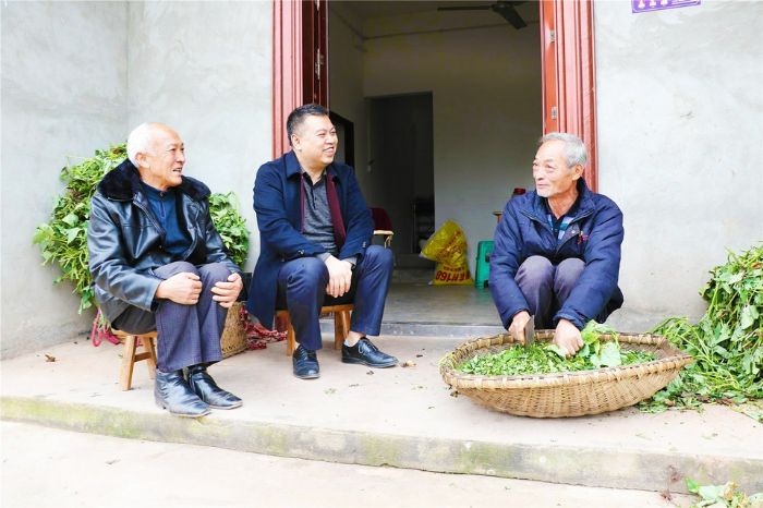 颜刚走访六社群众
