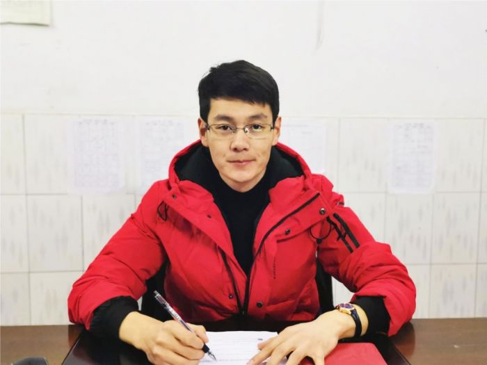 　　人物档案：杜秋，男，汉族，出生于1990年7月，江苏省宿迁市人，潼南区职教中心恩威校区教师。

