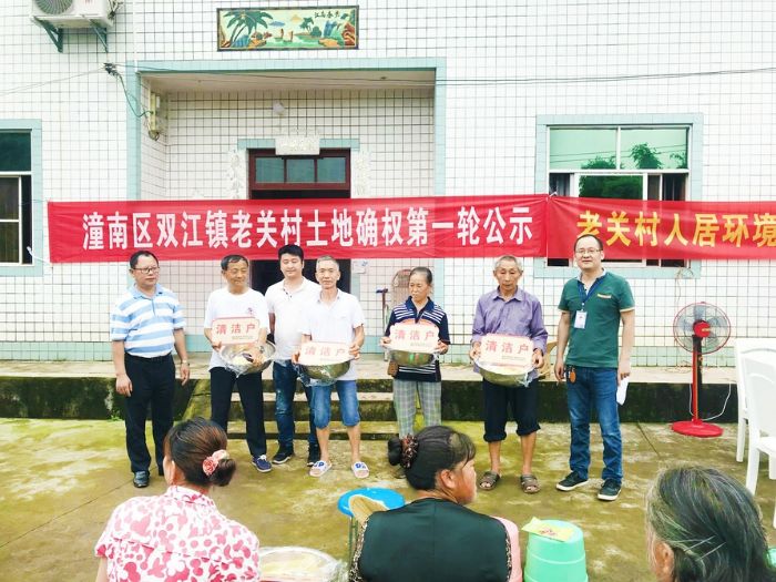 ▲李涛为“清洁户清洁户””颁发证书

