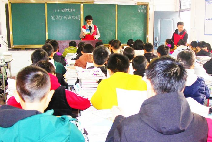 上和司法所的法律工作者为同学们上法制课
