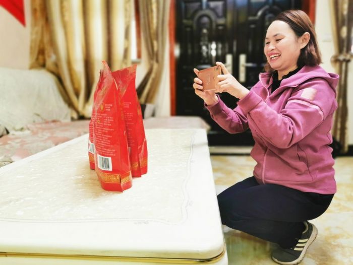 尤良英拍摄“尤枣”照片。
