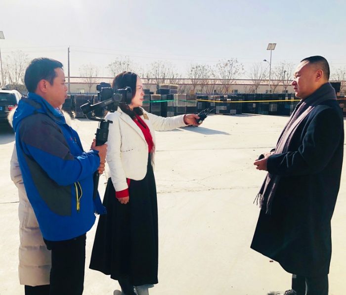 齐力红有限公司董事长于彦平接受记者采访。
