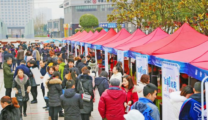 就业扶贫月招聘会现场
