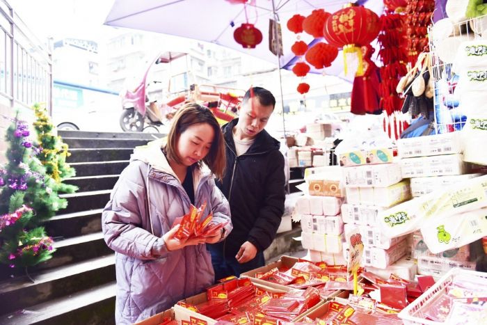 市民选购新年红包
