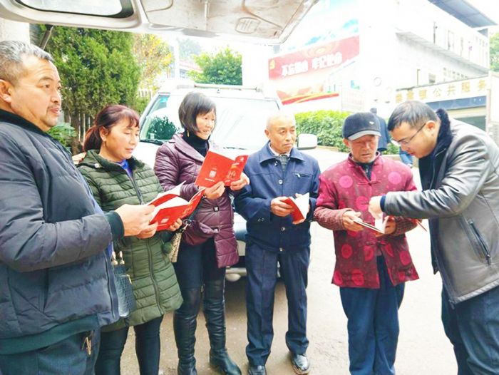 工作人员向群众讲解各类民政惠民政策
