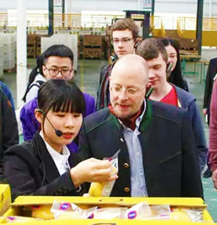 曾巾力（左一）为外宾介绍潼南特色产品
