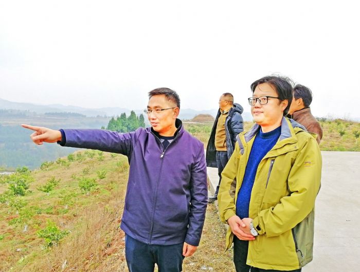 上和镇干部走访了解基地发展问题。
