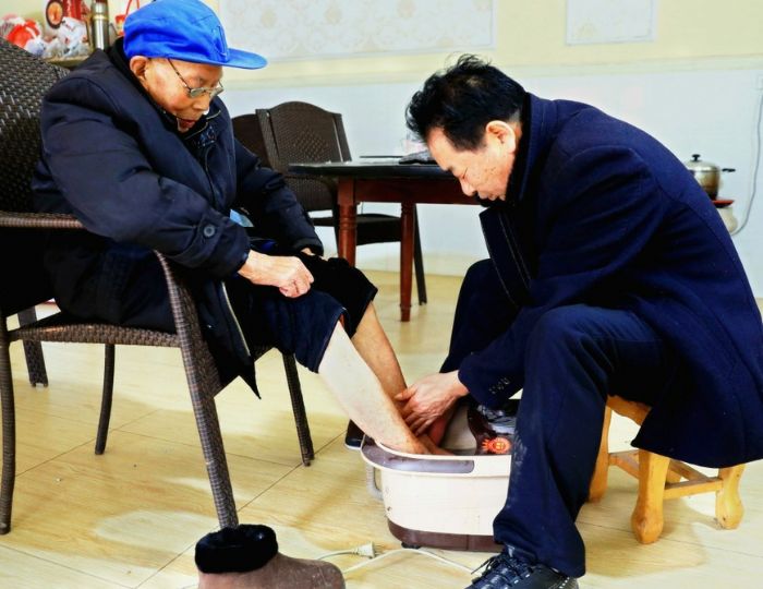 刘文光为父亲洗脚
