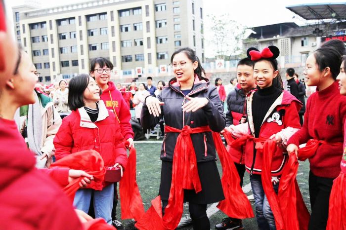DianaDiana女士与学生面对面做游戏女士与学生面对面做游戏
