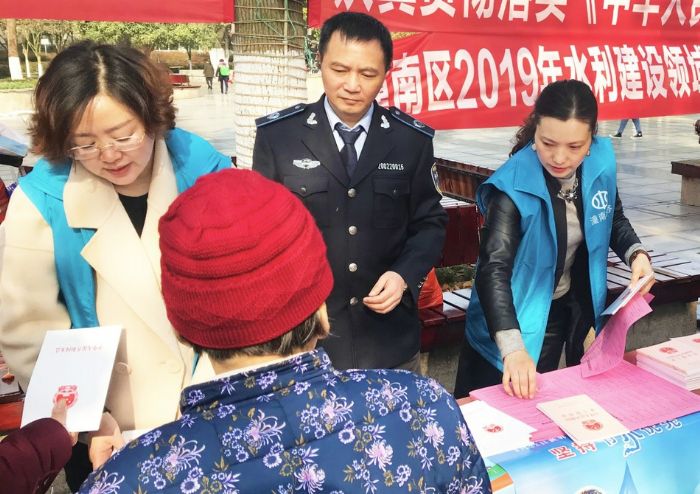 工作人员向市民讲解水土流失重点预防知识
