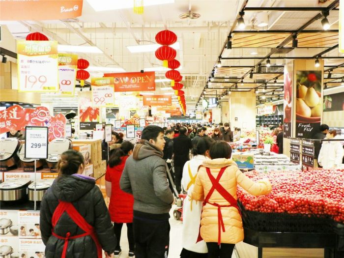 永辉超市内，络绎不绝的市民把卖场挤得水泄不通
