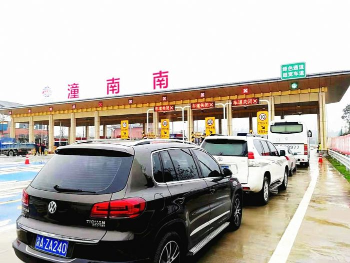 车辆排队进入潼荣高速
