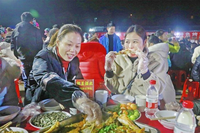 正在大快朵颐的食客
