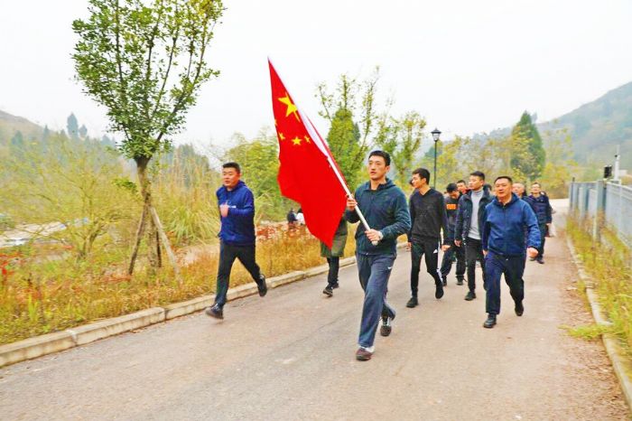 登山队员沿着山道阔步向前
