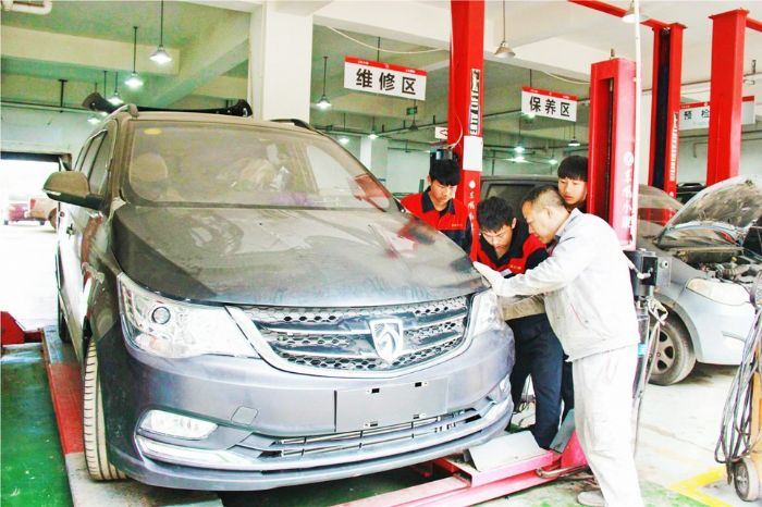 老师教学生维修车辆
