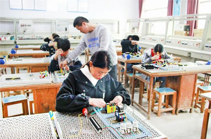 学生正在组装零件
