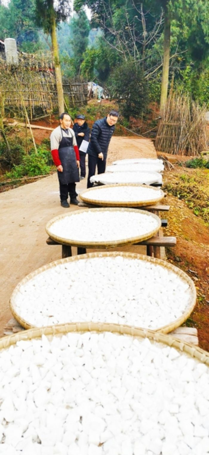 驻村工作队走村入户访民情
