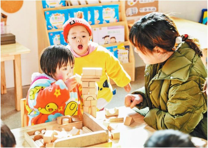 　　2019年12月27日，雪后的酉阳黑水镇马鹿村幼儿园，90后老师孙柳娅正带着孩子们玩耍。2019年9月，该县在全县7个乡镇12个行政村开始“一村一园”试点，让山村孩子们在家门口就享受到了幼儿园教育。
