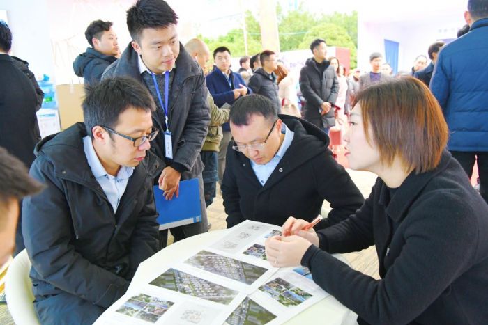置业顾问介绍楼盘情况
