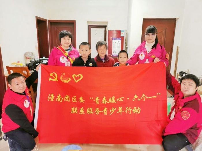 “青春暖心·六个一”行动走进贫困学生家中
