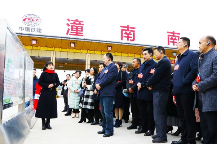 政协委员们视察潼荣高速及南互通建设情况
