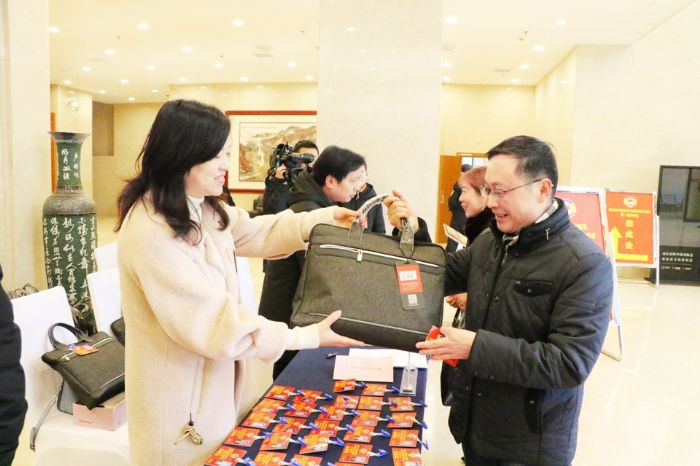 政协委员报到现场领取资料。
