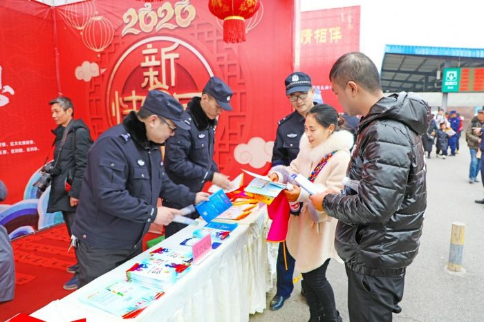 民警向返乡市民宣传安全知识。
