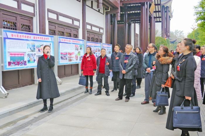 人大代表们视察我区电商发展情况
