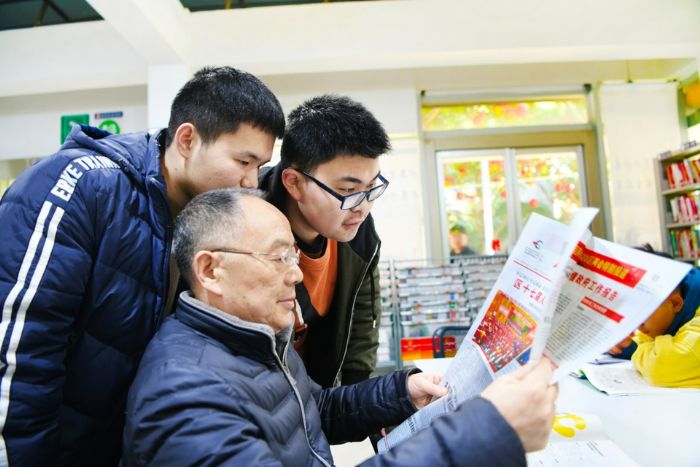 市民阅读《潼南日报，》学习两会精神。
