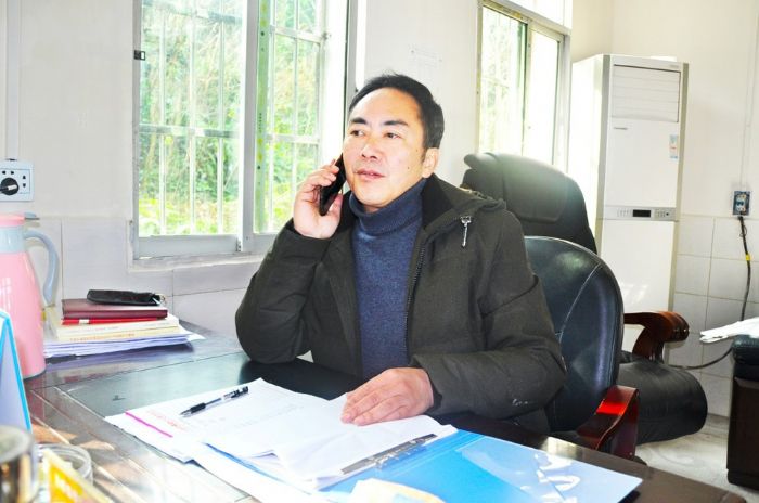 扶贫干部帮助贫困户联系农副产品销售。
