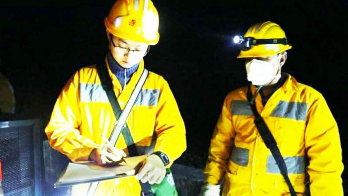  1月24日，中国铁路成都局集团有限公司桥路检修工人周江正和同事一起对渝遂快速铁路（潼南段）的隧道进行检查，确保铁路运输安全。 全媒体记者彭广健周杭摄
