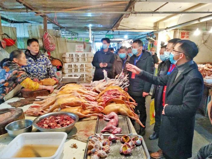 　　梓潼街道干部检查肉类市场，要求暂停活禽交易和宰杀。
