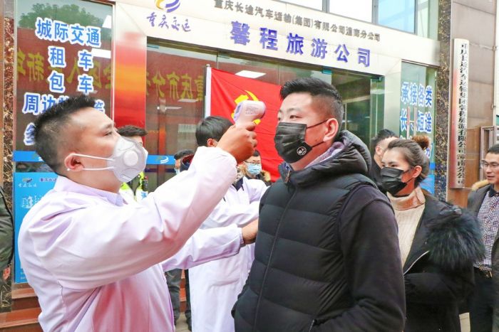 医护人员在凉风垭汽车站检测返潼人员体温。
