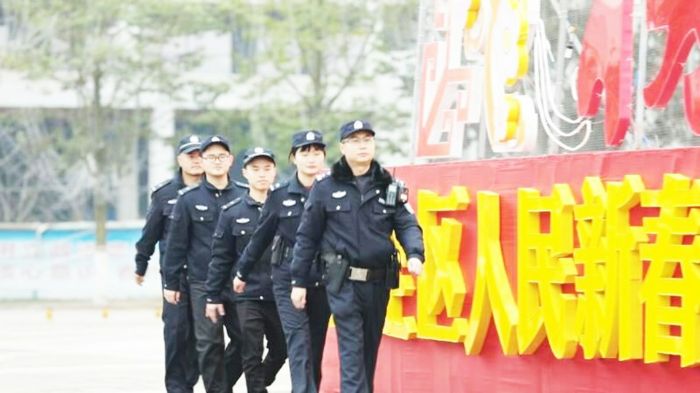1月24日，桂林街道派出所民警在潼南火车站巡逻，确保辖区治安稳定。　　全媒体记者李格格曾思源摄
