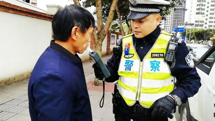 1月24日，区交巡警支队民警在三十米大街抽查酒驾，确保市民出行安全。 全媒体记者李扬摄
