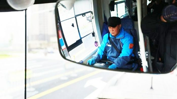 1月24日，203路公交车驾驶员刘小平放弃春节休息，坚守在工作岗位上，驾驶公交车往返于火车站和凉风垭客运汽车总站，确保春节期间市民的便利出行。 全媒体记者胡婕唐倩摄
