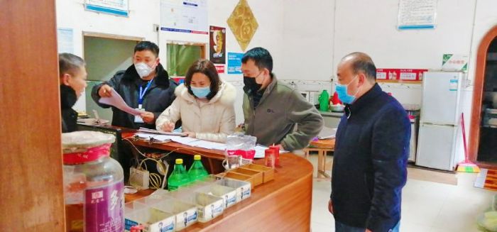 　　工作人员检查餐饮企业卫生状况。
