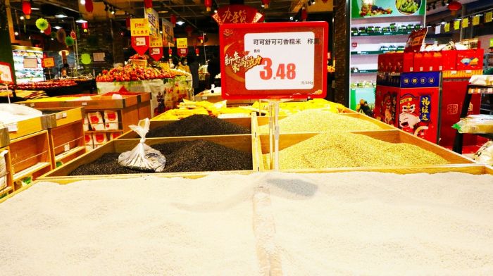 新世纪超市各类粮油、蔬菜、水果、肉类一应俱全。
