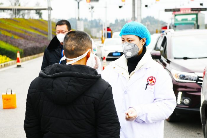 工作人员对返潼市民进行体温检测
