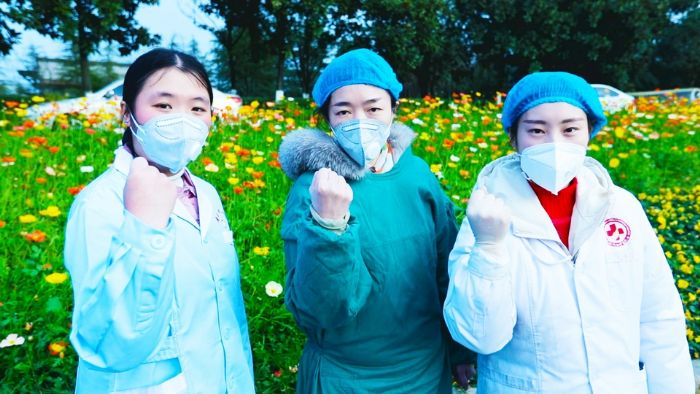医护人员互相加油鼓劲
